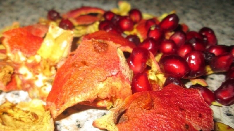 Ang mga kapaki-pakinabang na katangian ng mga peel ng pomegranate at kung paano gamitin ang mga ito