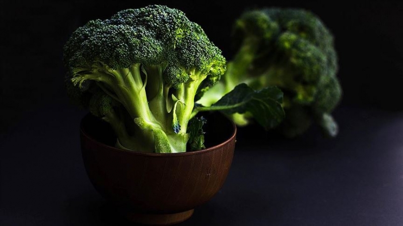 Fördelarna och skadorna av broccoli för kvinnor