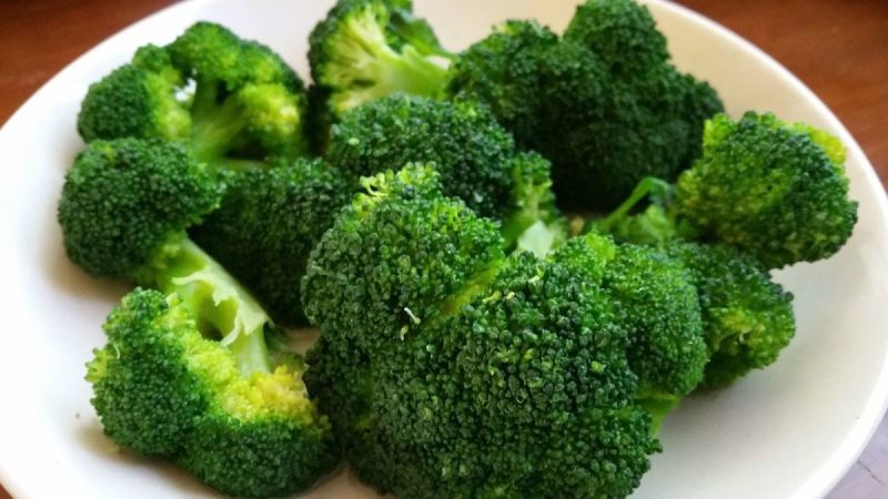 Ang mga benepisyo at pinsala sa broccoli para sa mga kababaihan