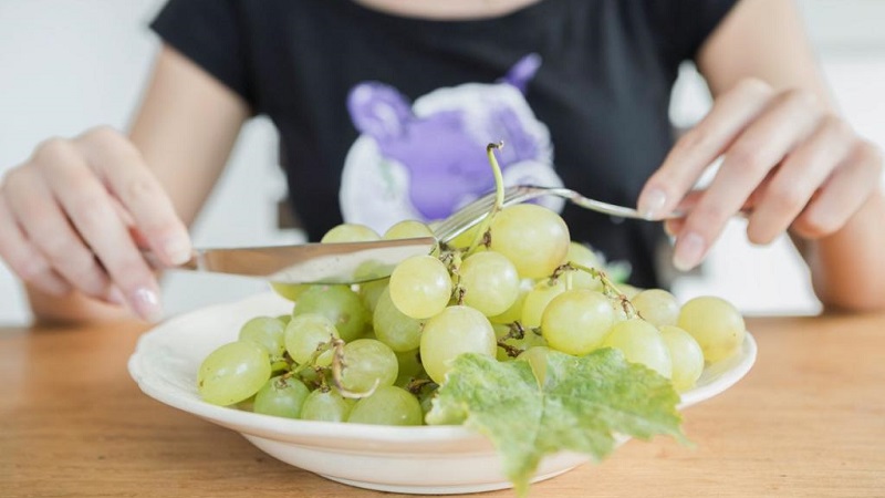 A túlsúllyal küzdünk anélkül, hogy éheznénk: lehetséges-e szőlőt enni, miközben lefogy?