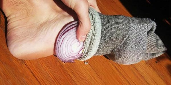 Usar cebollas en calcetines con fines medicinales.