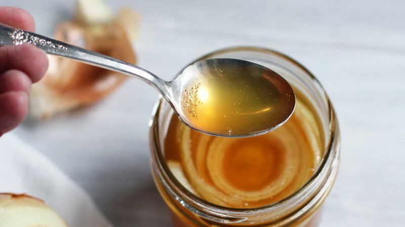 Hoe u uiensap met honing op de juiste manier gebruikt voor het reinigen van bloedvaten, beoordelingen over de effectiviteit