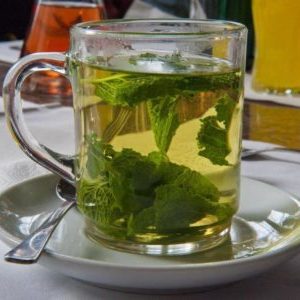 Hoe thee te zetten van bessenbladeren en hoe het nuttig is voor het lichaam