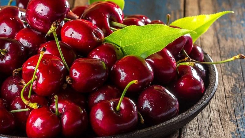 Bakit kapaki-pakinabang ang cherry berries para sa katawan ng isang babae