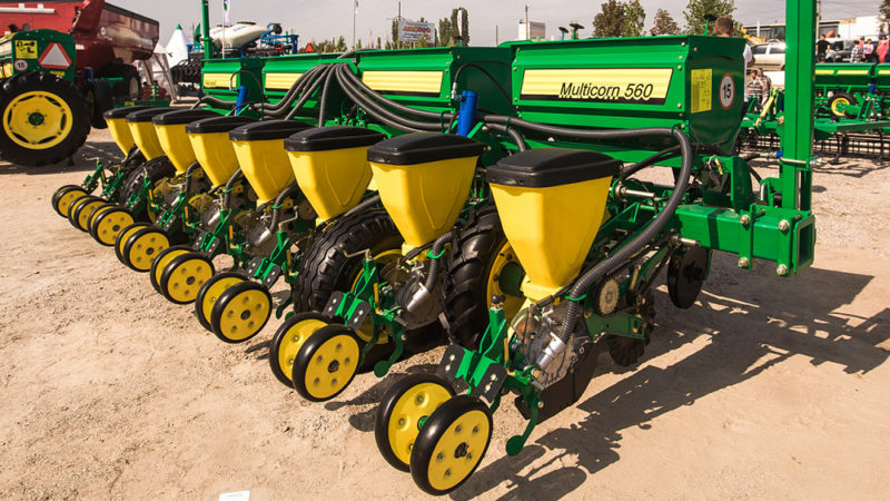 What is a corn seeder: how it works, a review of the best models and how to create it yourself