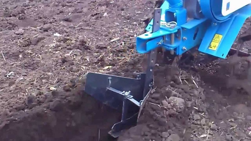 Technique for hilling potatoes with a walk-behind tractor